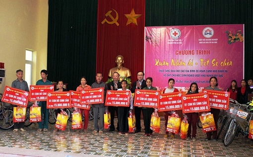 Bí thư Thành ủy Hà Nội Hoàng Trung Hải trao quà cho các hộ nghèo